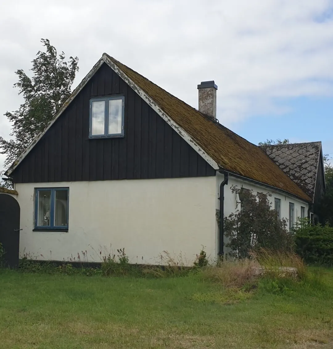 Villa med äldre tak inför underhåll