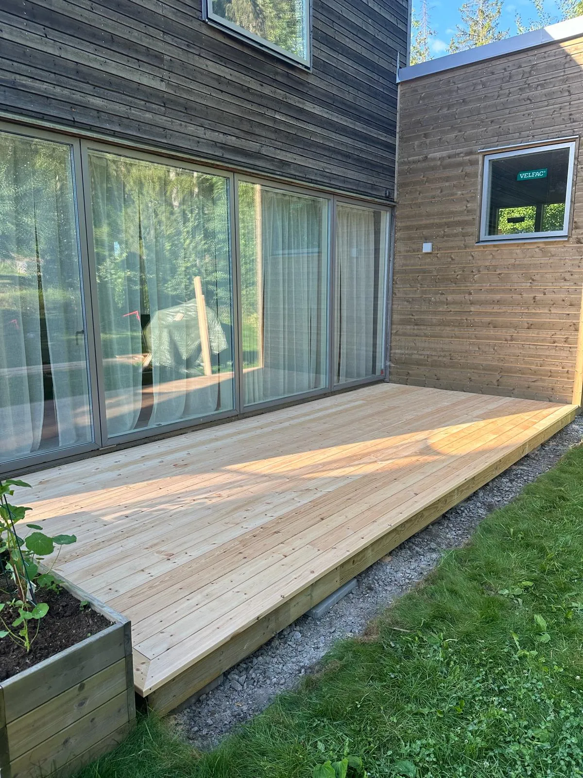 Färdig altan vid tillbyggnad i Huddinge