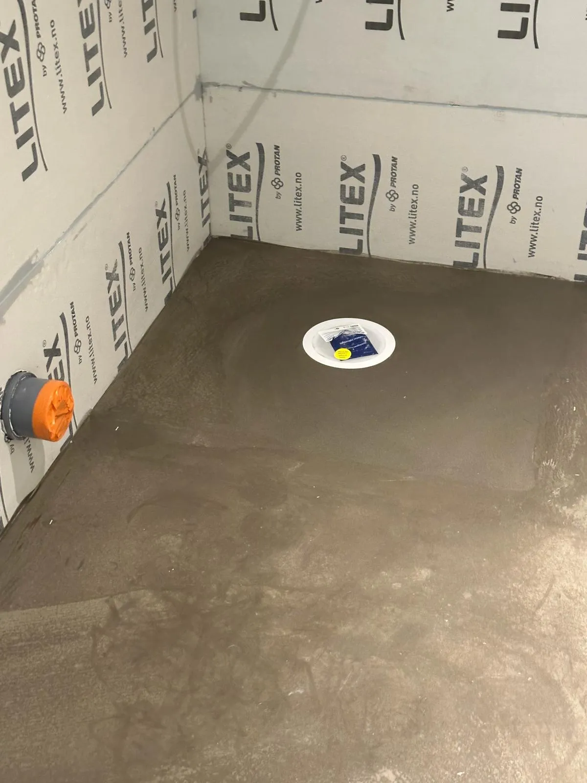 Väggarbete vid badrumsrenovering i Stockholm