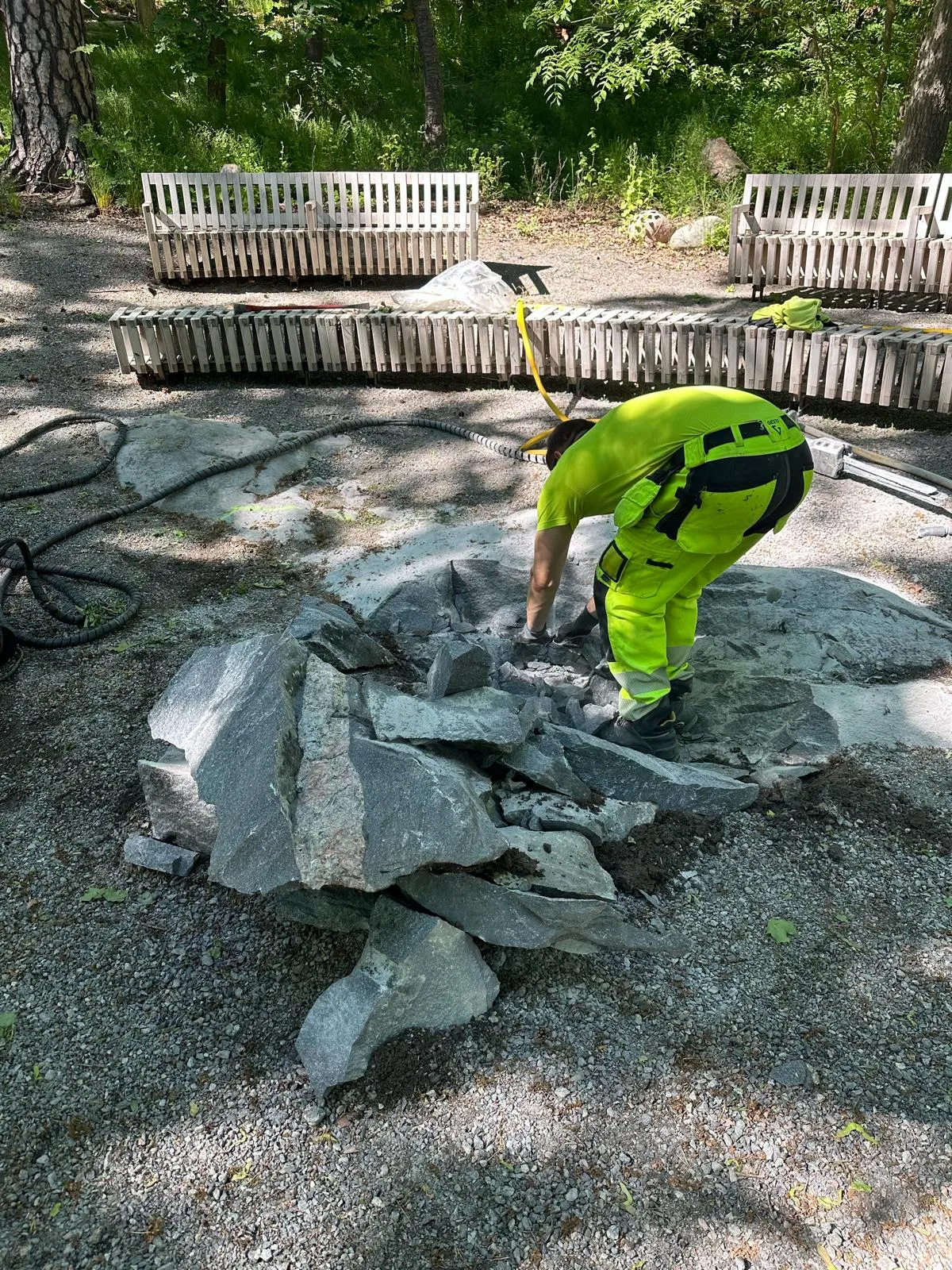 Bergspräckning inför sittbänkar i Nacka