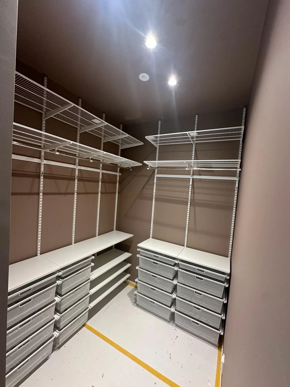 Platsbyggd klädkammare i Huddinge